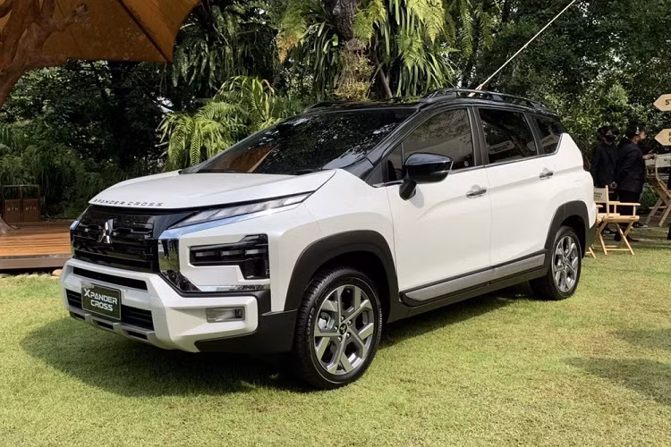 Tại thị trường Thái Lan, mẫu giá xe Mitsubishi Xpander Cross 2023 có mức khởi điểm từ 946.000 Baht (khoảng 649 triệu đồng), tăng nhẹ so với phiên bản cũ. Bù lại, xe có một loạt thay đổi cả về thiết kế lẫn trang bị.