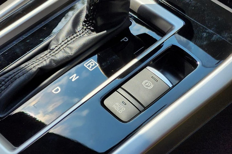 Những trang bị an toàn khác khá cơ bản, bao gồm 2 túi khí, hệ thống cân bằng điện tử, hệ thống kiểm soát hành trình và hỗ trợ khởi hành ngang dốc.