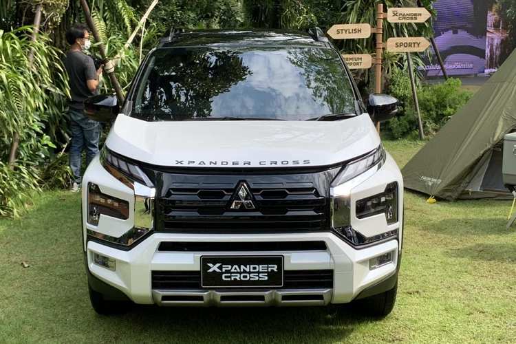 Tương tự xe ở thị trường Indonesia, mẫu xe MPV Mitsubishi Xpander Cross 2023 dành cho Thái Lan cũng được bổ sung thiết kế đầu xe mới, theo phong cách giống người anh em Xpander.