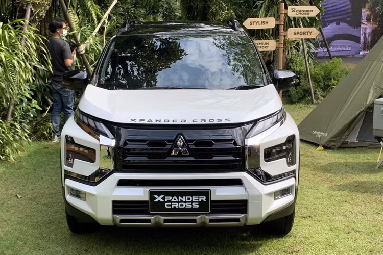 Tương tự xe ở thị trường Indonesia, mẫu xe MPV Mitsubishi Xpander Cross 2023 dành cho Thái Lan cũng được bổ sung thiết kế đầu xe mới, theo phong cách giống người anh em Xpander.