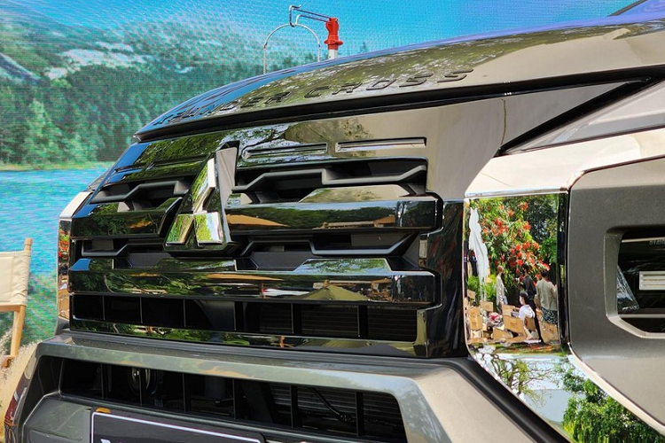 Chưa hết, Mitsubishi Xpander Cross 2023 còn có lưới tản nhiệt mới với kích thước lớn hơn trước. Lưới tản nhiệt được sơn màu đen và bao quanh bằng 2 nẹp mạ crôm tạo thành hình chữ "X" đặc trưng.