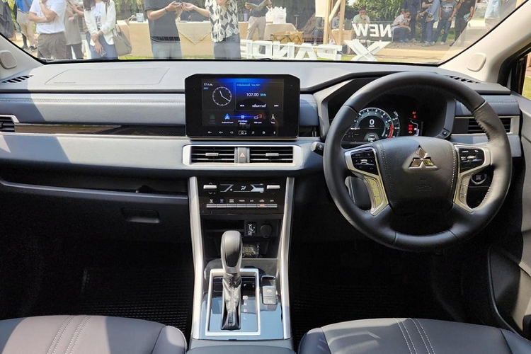 Màn hình cảm ứng trung tâm của xe có kích thước 9 inch, hỗ trợ Apple CarPlay/Android Auto. Trong khi đó, điều hòa được bổ sung màn hình hiển thị LCD và nút chỉnh mới. Đặc biệt, xe còn có phanh tay điện tử và tính năng tự động giữ phanh tạm thời.