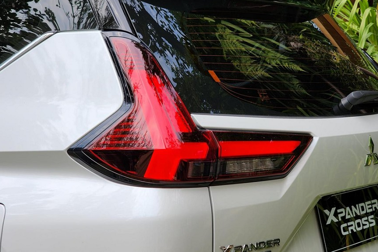 Đằng sau, mẫu MPV lai SUV này sở hữu cụm đèn hậu LED với tạo hình "búa Thor" mới thay vì chữ "L" như trước. Tiếp đến là cản sau mới tích hợp đèn phản quang hình chữ nhật và ốp màu bạc chia thành 3 hốc tương tự cản trước.