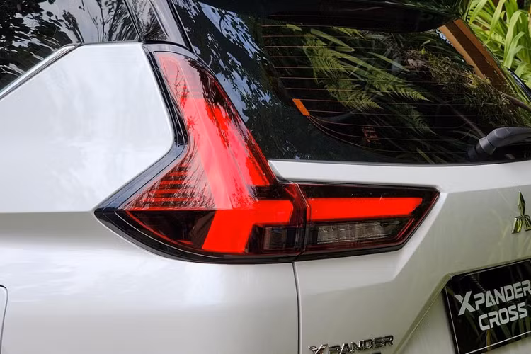 Đằng sau, mẫu MPV lai SUV này sở hữu cụm đèn hậu LED với tạo hình "búa Thor" mới thay vì chữ "L" như trước. Tiếp đến là cản sau mới tích hợp đèn phản quang hình chữ nhật và ốp màu bạc chia thành 3 hốc tương tự cản trước.