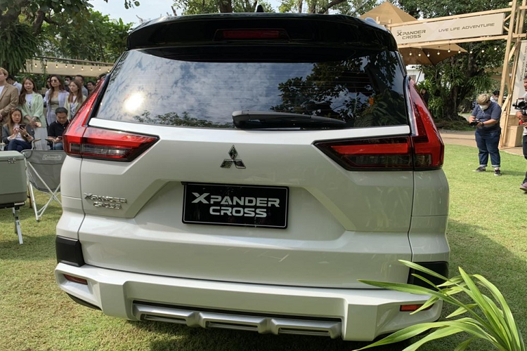 Ngoài ra, Mitsubishi Xpander Cross 2023 còn được tăng chiều cao gầm lên 220 - 225 mm, tùy phiên bản. Chiều rộng của xe cũng tăng nhẹ 40 mm lên 1.790 mm. Tương tự ngoại thất, nội thất của mẫu MPV 7 chỗ này cũng được làm mới theo phong cách cao cấp hơn.