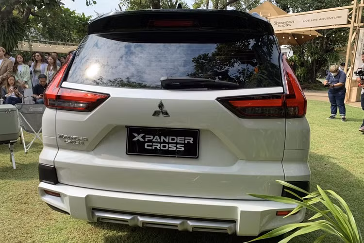 Ngoài ra, Mitsubishi Xpander Cross 2023 còn được tăng chiều cao gầm lên 220 - 225 mm, tùy phiên bản. Chiều rộng của xe cũng tăng nhẹ 40 mm lên 1.790 mm. Tương tự ngoại thất, nội thất của mẫu MPV 7 chỗ này cũng được làm mới theo phong cách cao cấp hơn.