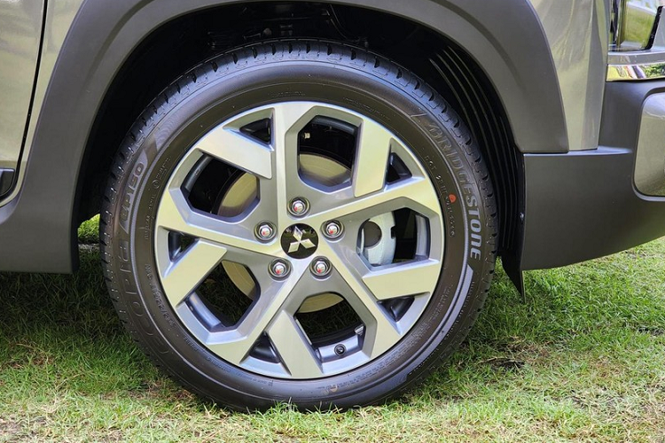 Bên dưới lưới tản nhiệt là cản trước mới với hốc gió trung tâm rộng hơn, đèn sương mù hình vuông thay vì hình tròn như cũ và vị trí lắp biển số trước hạ xuống thấp hơn. Trong khi đó, khu vực sườn xe của Mitsubishi Xpander Cross 2023 chỉ có một chi tiết mới là vành la-zăng. Bộ vành này có đường kính 17 inch và thiết kế 5 chấu kép hình chữ "Y" mới.