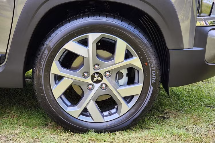 Bên dưới lưới tản nhiệt là cản trước mới với hốc gió trung tâm rộng hơn, đèn sương mù hình vuông thay vì hình tròn như cũ và vị trí lắp biển số trước hạ xuống thấp hơn. Trong khi đó, khu vực sườn xe của Mitsubishi Xpander Cross 2023 chỉ có một chi tiết mới là vành la-zăng. Bộ vành này có đường kính 17 inch và thiết kế 5 chấu kép hình chữ "Y" mới.