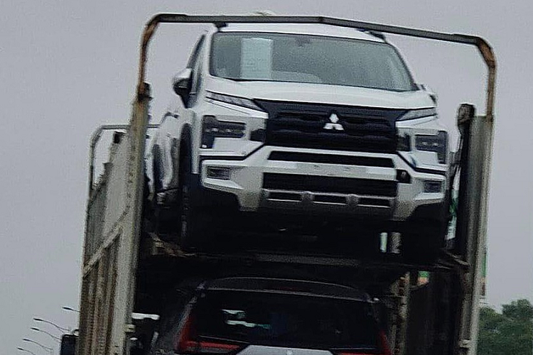 Dự kiến, vào cuối tháng 2 này, Mitsubishi Xpander Cross 2023 cũng sẽ chính thức ra mắt thị trường Việt Nam. Cách đây không lâu, người ta đã bắt gặp những chiếc Mitsubishi Xpander Cross mới được vận chuyển trên đường phố Việt Nam.
