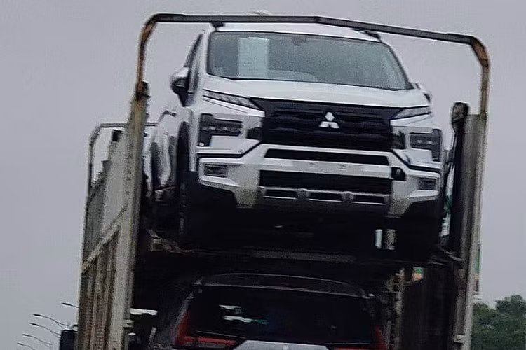 Dự kiến, vào cuối tháng 2 này, Mitsubishi Xpander Cross 2023 cũng sẽ chính thức ra mắt thị trường Việt Nam. Cách đây không lâu, người ta đã bắt gặp những chiếc Mitsubishi Xpander Cross mới được vận chuyển trên đường phố Việt Nam.