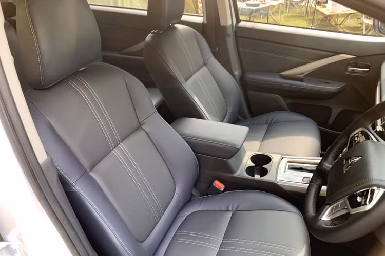 Trang bị này giúp cụm điều khiển trung tâm trở nên gọn gàng, hiện đại hơn và nới rộng hộc đựng điện thoại. Những trang bị đáng chú ý còn lại của Mitsubishi Xpander Cross 2023 ở thị trường Thái Lan gồm có ngăn chứa đồ rộng rãi bên dưới bệ tì tay hàng ghế trước, cổng USB Type A/Type C...