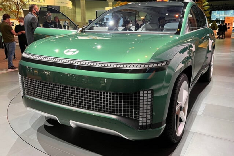 Nó có kích thước tương tự như mẫu Hyundai Palisade đầy hầm hố. Một số dự đoán cho rằng mẫu xe này sẽ sở hữu gói pin 77,4 kWh như Ioniq 5 và Ioniq 6 khi được sản xuất thương mại.