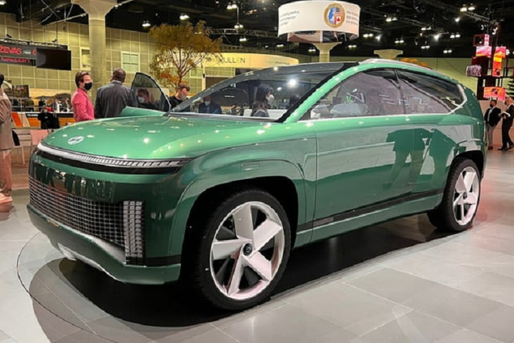 Mặc dù đã hơn một năm kể từ khi Hyundai Seven Concept chạy điện được giới thiệu lần đầu tại LA Auto Show năm ngoái, nhưng nó vẫn sẽ là tâm điểm của Triển lãm ô tô Montreal bởi đây là lần đầu tiên mẫu xe này được trưng bày tại Canada.