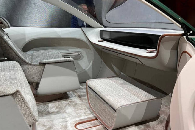 Vì vậy rất có thể Ioniq 7 sẽ xuất hiện với khối pin lớn hơn. Hiện tại Hyundai Ioniq 6 đang là mẫu xe mới nhất được Huyndai giới thiệu tại thị trường Bắc Mỹ, ở phiên bản cơ sở mẫu xe này sở hữu gói pin 53 kWh với một động cơ điện duy nhất ở trục sau cung cấp 149 mã lực và mô-men xoắn 350 Nm.