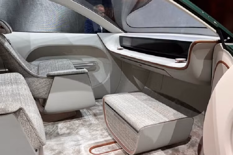 Vì vậy rất có thể Ioniq 7 sẽ xuất hiện với khối pin lớn hơn. Hiện tại Hyundai Ioniq 6 đang là mẫu xe mới nhất được Huyndai giới thiệu tại thị trường Bắc Mỹ, ở phiên bản cơ sở mẫu xe này sở hữu gói pin 53 kWh với một động cơ điện duy nhất ở trục sau cung cấp 149 mã lực và mô-men xoắn 350 Nm.