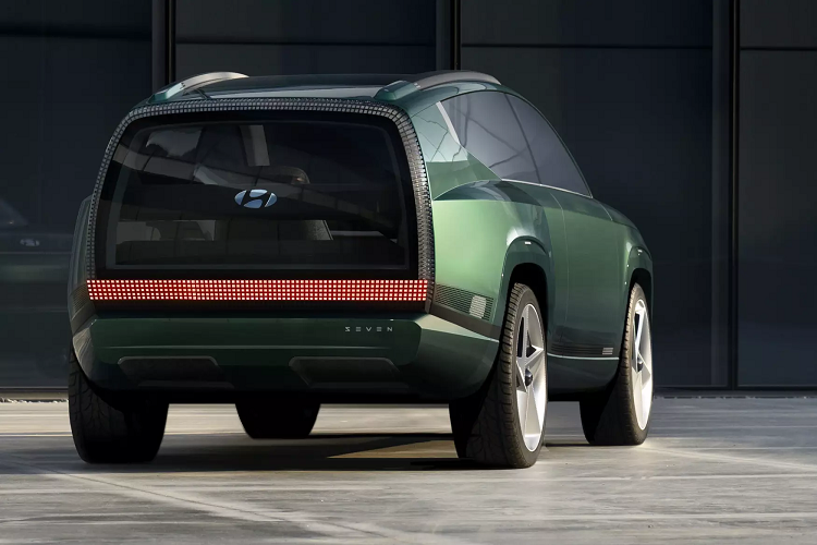 Tuy nhiên một số thông tin mới đây lại cho thấy Hyundai đang nhắm đến phạm vi hoạt động của xe có thể hơn 483 km và đi kèm là sạc 350 kW (có thể sạc từ 10-80% chỉ trong 20 phút).