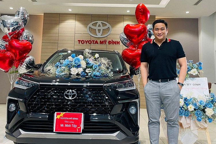 Hệ thống chiếu sáng trên xe sử dụng công nghệ LED chia khoang tích hợp tính năng bật/tắt tự động. Tuy nhiên, đèn sương mù phía trước chỉ trang bị bóng Halogen. Chi tiết này được đặt gần cản trước, tạo thành hốc gió và điểm xuyết chi tiết mạ crom bắt mắt.