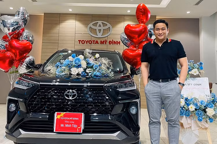 Hệ thống chiếu sáng trên xe sử dụng công nghệ LED chia khoang tích hợp tính năng bật/tắt tự động. Tuy nhiên, đèn sương mù phía trước chỉ trang bị bóng Halogen. Chi tiết này được đặt gần cản trước, tạo thành hốc gió và điểm xuyết chi tiết mạ crom bắt mắt.