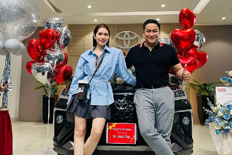 Chiếc Toyota Veloz Cross CVT Top mà nam diễn viên mới “tậu” có màu sơn ngoại thất đen bóng. So với bản thường, thiết kế của phiên bản CVT Top gần như không có sự khác biệt nào. Xe vẫn sở hữu “khuôn mặt” mạnh mẽ với lưới tản nhiệt dạng vân kim cương sơn đen bóng. 