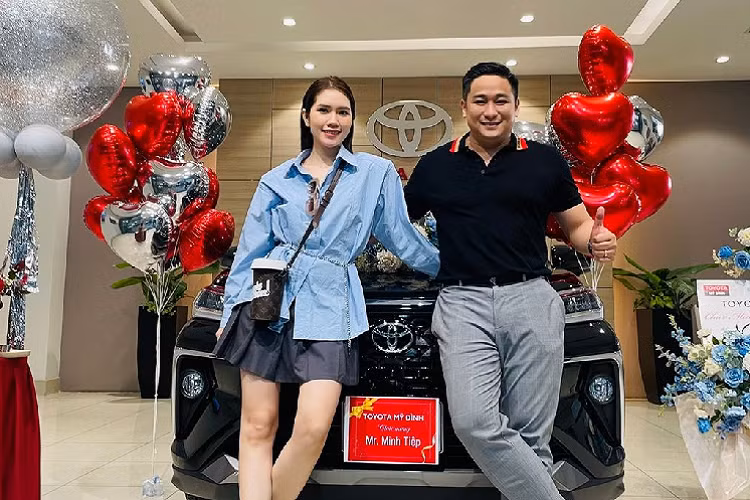 Chiếc Toyota Veloz Cross CVT Top mà nam diễn viên mới “tậu” có màu sơn ngoại thất đen bóng. So với bản thường, thiết kế của phiên bản CVT Top gần như không có sự khác biệt nào. Xe vẫn sở hữu “khuôn mặt” mạnh mẽ với lưới tản nhiệt dạng vân kim cương sơn đen bóng. 