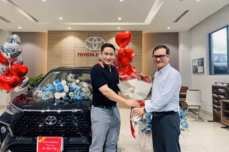 Nói về lý do lựa chọn Toyota Veloz Cross giá rẻ, diễn viên Minh Tiệp cho hay đây là một mẫu xe “bền bỉ, mạnh mẽ, lịch lãm và giá thì rất hợp lý”. Chiếc Toyota Veloz Cross của Minh Tiệp mới mua thuộc phiên bản CVT Top, có giá niêm yết là 698 triệu đồng.