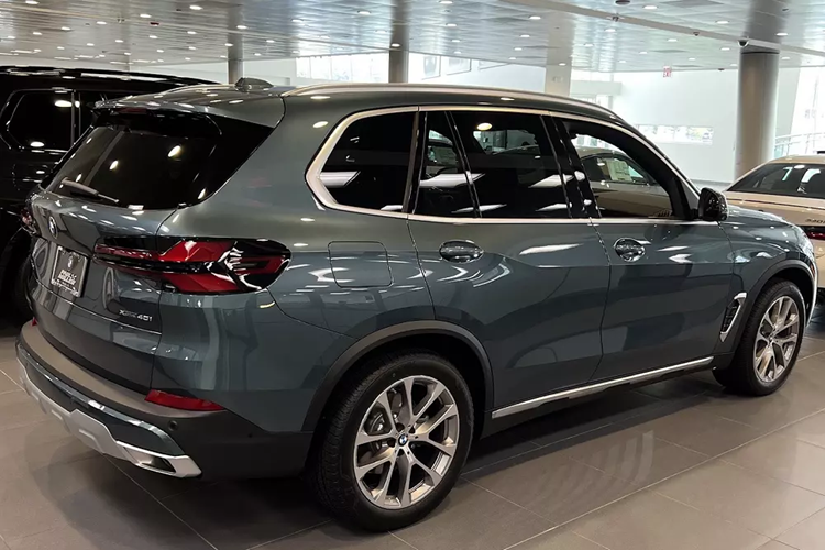Hiện mức giá xe BMW X5 2024 mới tại Việt Nam vẫn chưa được hé lộ. Trong khi đó, phiên bản cũ của xe đang được bán với giá ưu đãi dao động từ 3,289 - 3,809 tỷ đồng, tùy phiên bản và năm sản xuất.