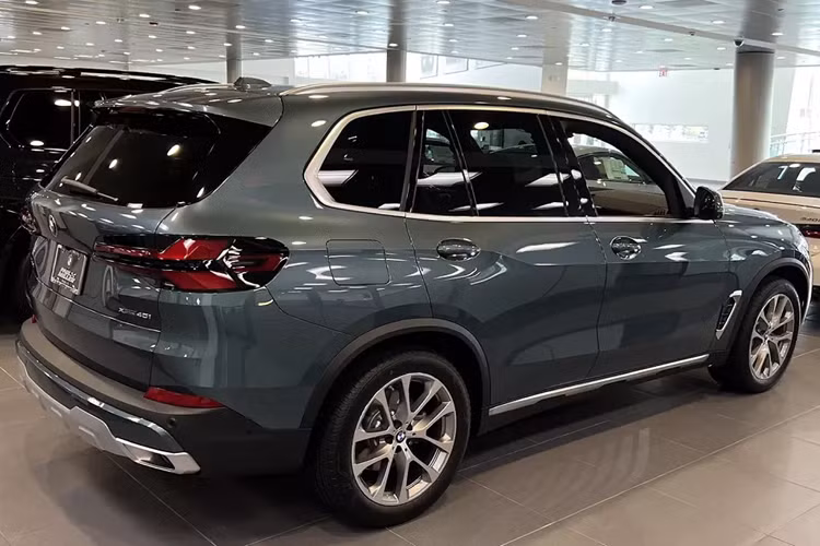 Hiện mức giá xe BMW X5 2024 mới tại Việt Nam vẫn chưa được hé lộ. Trong khi đó, phiên bản cũ của xe đang được bán với giá ưu đãi dao động từ 3,289 - 3,809 tỷ đồng, tùy phiên bản và năm sản xuất.