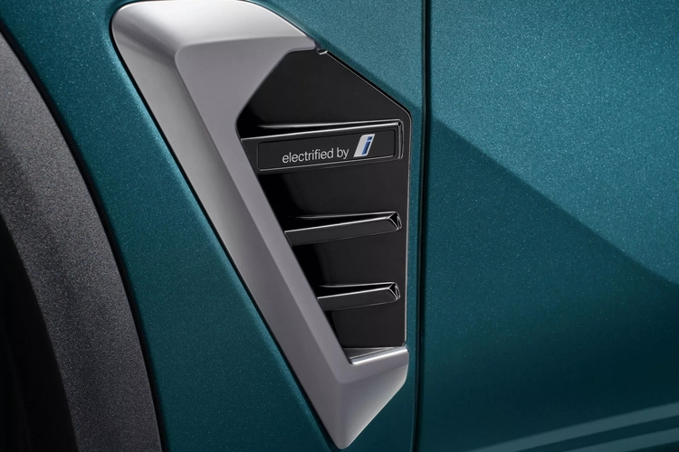 Tiến vào bên trong BMW X5 mới, người lái sẽ bắt gặp không ít thay đổi, đáng chú ý nhất là màn hình cong đặt nổi trên mặt táp-lô. Trang bị mới này là sự kết hợp giữa bảng đồng hồ kỹ thuật số 12,3 inch và màn hình cảm ứng trung tâm 14,9 inch.