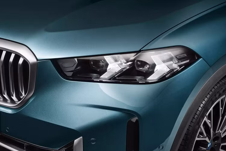 Thay đổi còn lại của mẫu SUV hạng sang này đương nhiên là vành la-zăng. Khu vực sườn xe của BMW X5 2024 vẫn giữ nguyên như cũ.