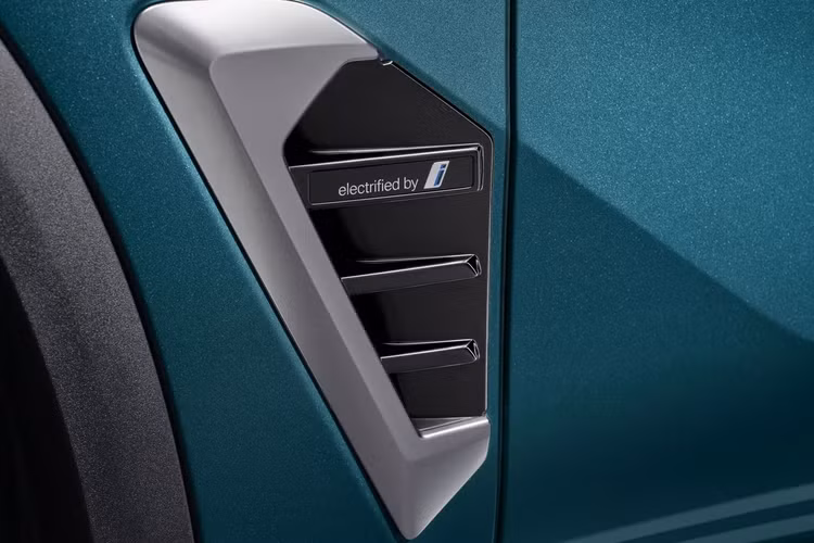 Hệ thống kết nối 5G mới, công nghệ dùng điện thoại thông minh để thay chìa khóa (hỗ trợ cả Apple lẫn Android), hệ thống định vị tương tác thực tế ảo và điều khiển bằng giọng nói nâng cấp cũng được trang bị cho mẫu xe này. Công nghệ mới cho phép người dùng có thể đóng/mở cửa sổ và bật/tắt điều hòa bằng giọng nói.