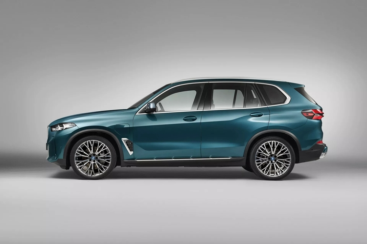 Động cơ này kết hợp với hệ dẫn động cầu sau hoặc 4 bánh toàn thời gian xDrive, tùy phiên bản. Chưa hết, BMW X5 2024 còn có giảm xóc thích ứng tiêu chuẩn và hệ thống treo khí nén. Cuối cùng là những trang bị an toàn như hỗ trợ đỗ xe điều khiển bằng điện thoại thông minh và hỗ trợ lùi tự động khỏi chỗ đỗ.