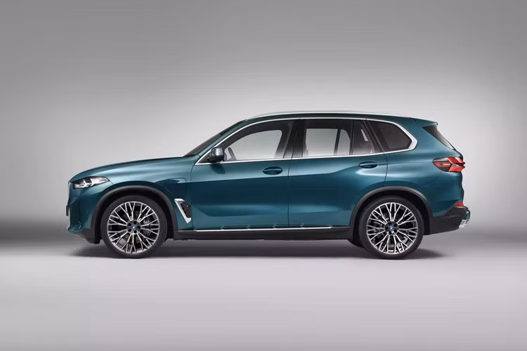 Động cơ này kết hợp với hệ dẫn động cầu sau hoặc 4 bánh toàn thời gian xDrive, tùy phiên bản. Chưa hết, BMW X5 2024 còn có giảm xóc thích ứng tiêu chuẩn và hệ thống treo khí nén. Cuối cùng là những trang bị an toàn như hỗ trợ đỗ xe điều khiển bằng điện thoại thông minh và hỗ trợ lùi tự động khỏi chỗ đỗ.