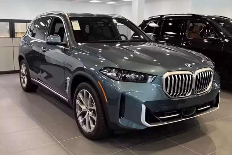 Theo kế hoạch do nhà phân phối THACO công bố, vào ngày 11/11/2023 tới đây, thương hiệu BMW sẽ ra mắt 2 mẫu xe mới ở thị trường Việt Nam, bao gồm XM và X5. Nếu như BMW XM là mẫu SUV hạng sang hoàn toàn mới lần đầu tiên ra mắt Việt Nam, thì BMW X5 2024 mới sẽ thuộc phiên bản nâng cấp giữa vòng đời LCI.