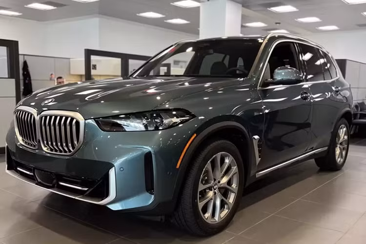 Trình làng ở thị trường quốc tế vào hồi tháng 2 đầu năm nay, BMW X5 2024 về Việt Nam dự kiến sẽ thay đổi đáng kể cả về mặt thiết kế, trang bị lẫn động cơ. Ở phiên bản nâng cấp, mẫu SUV hạng sang này đã được bổ sung đèn pha với thiết kế thanh mảnh hơn trước và tích hợp đèn LED định vị ban ngày hình chữ "V" mới.