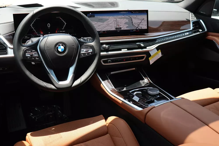 Bên cạnh đó là lưới tản nhiệt tích hợp đèn LED ẩn, tương tự nhiều mẫu xe BMW đời mới. Bên dưới lưới tản nhiệt hình quả thận đôi đặc trưng là cản trước mới với khe gió nằm dọc và hốc gió trung tâm rộng.