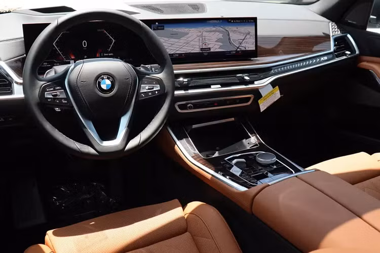 Bên cạnh đó là lưới tản nhiệt tích hợp đèn LED ẩn, tương tự nhiều mẫu xe BMW đời mới. Bên dưới lưới tản nhiệt hình quả thận đôi đặc trưng là cản trước mới với khe gió nằm dọc và hốc gió trung tâm rộng.