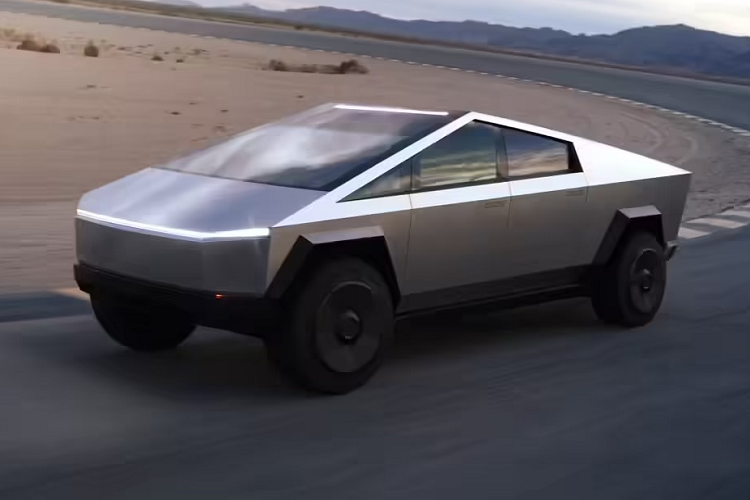 Mẫu xe Tesla Cybertruck thương mại được phát hiện không có nhiều điểm khác biệt so với bản mẫu được đặt tại bảo tàng Petersen. Theo đó, ngoài kích thước của toàn bộ xe tải có thể sẽ được giảm khoảng 10% và phiên bản được đưa vào sản xuất sẽ không có tay nắm cửa, mẫu xe gần như giống hoàn toàn với phiên bản mô hình.