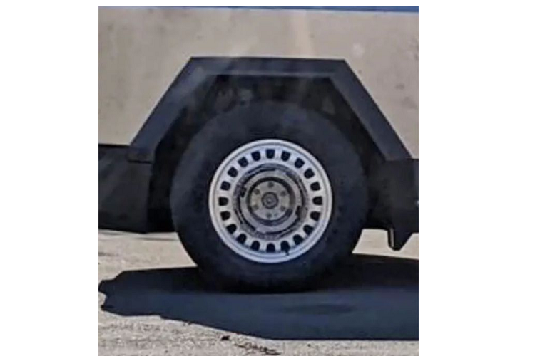 “Đây là lần đầu tiên tôi thấy mẫu Cybertruck sở hữu mâm xe thép được gắn thiết bị thử nghiệm” một người dân nhìn thấy mẫu xe thử nghiệm kể lại. Những hình ảnh được chụp lại bởi hội “những người sở hữu Cybertruck” cho thấy thiết bị điện tử đặt phía bánh xe là một bộ chuyển đổi lực. Thiết bị này có khả năng đo lực rất chính xác trên bánh xe quay.