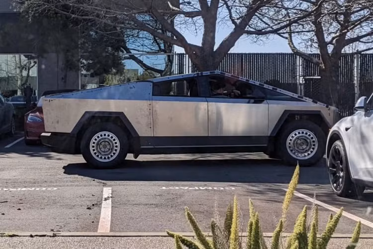 Theo thông báo chính thức mới nhất của Elon Musk, hãng đã có kế hoạch đưa bán tải điện Tesla Cybertruck đi vào sản xuất vào cuối năm nay. Minh chứng cho việc đó, một cặp máy Giga Presses đã được trang bị tại các nhà máy sản xuất và một vài người dân đã bắt gặp các bản xe thử nghiệm ở nhiều nơi trong thành phố.