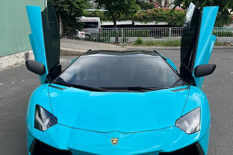 Mới đây, hình ảnh một chiếc siêu xe Lamborghini Aventador LP700-4 Roadster hàng hiếm xuất hiện ở trạm đăng kiểm với ngoại thất màu xanh ngọc, mâm độ và biển số 51K đã khiến không ít giới mê xe ngạc nhiên, tò mò và nhiều người còn cho rằng, xe mới được nhập khẩu về nước. Nhưng thực tế, chiếc xe này rất quen thuộc.