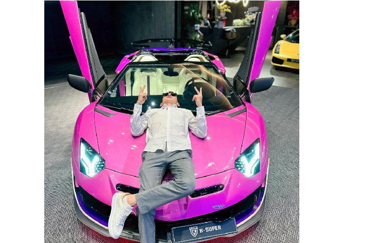 Tuy nhiên chỉ dựa vào bộ mâm thì không thể xác định được điều gì, có thể chủ nhân của chiếc siêu xe mui trần Lamborghini Aventador LP700-4 Roadster màu xanh ngọc ấn tượng với la-zăng độ nên mua về lắp qua, chỉ đến khi, nhìn vào nội thất của xe, giới mê xe mới dám tin rằng đây chính là chiếc Aventador LP700-4 mui trần độ Aventador SVJ Roadster rất tâm huyết của Khanh Supper đã được về "zin".