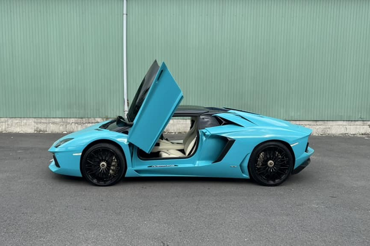 Đầu tiên chúng ta nói về ngoại thất của chiếc siêu xe Lamborghini Aventador LP700-4 Roadster mui trần này, xe có màu xanh ngọc đẹp mắt nhưng chưa rõ là được sơn lại hay thay áo đề-can. Lướt nhanh qua ngoại hình, Aventador LP700-4 mui trần có ngoại hình nguyên bản, không được độ body kit gì, chi tiết hiếm hoi nằm ở bộ mâm đa chấu kép.