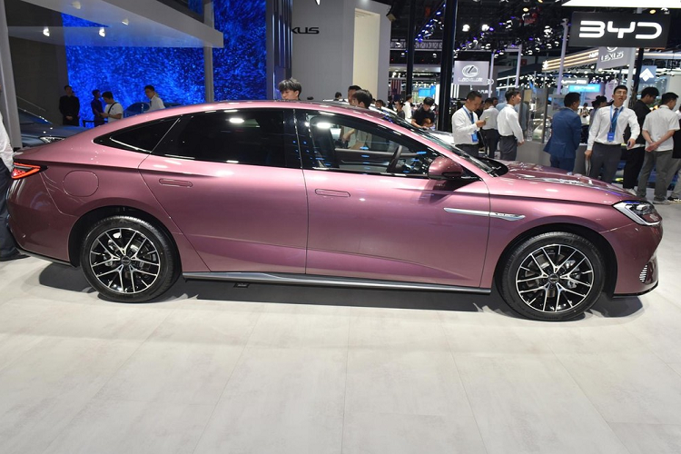 Vòng ra phía thân xe, chiếc xe sedan BYD Seal DM-i 2023 mới áp dụng thiết kế hơi lùi về phía sau, trông tổng thể rất đầm chắc và tròn trịa. Ở phía sau xe, xe mới sử dụng cụm đèn hậu xuyên thấu phổ biến, thân đèn hậu chính hai bên thiết kế hình giọt nước, với vỏ đèn trong suốt, chiếc xe mới thể hiện phong cách và năng động. Kích thước tổng thể của xe BYD Seal DM-i 2023 bao gồm chiều dài, chiều rộng và chiều cao lần lượt sẽ là 4.980 mm x 1.890 mm x 1.495 mm, còn chiều dài cơ sở 2.900 mm.