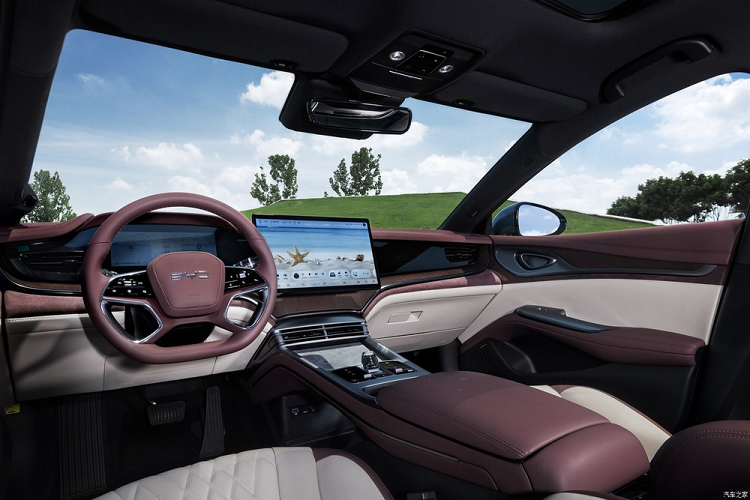 “Trái tim đại dương” còn tích hợp các chức năng thông thường gồm khởi động, chế độ điện, chọn chế độ lái, điều hòa và điều khiển âm thanh. Điều đáng nói là bảng đồng hồ của BYD Seal DM-i 2023 áp dụng cấu hình kết hợp “2+1” một cách sáng tạo, tức là hai màn hình lớn cỡ lớn: hệ thống hiển thị trên kính lái W-HUD và đệm treo xoay thích ứng 15,6 inch và một thiết bị LCD hoàn toàn 10,25 inch mang đầy cảm giác công nghệ.