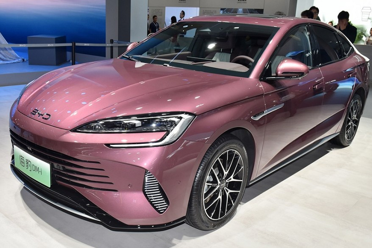 Lần này, có tổng cộng 6 phiên bản và giá xe BYD Seal DM-i được công bố từ 176.800 đến 246.800 nhân dân tệ (tương đương 570 đến 796 triệu đồng). Về hình thức bên ngoài, chiếc xe BYD Seal DM-i 2023 áp dụng ý tưởng thiết kế hoàn toàn mới của dòng BYD Ocean, lấy cảm hứng từ những giọt nước, gợn sóng và sóng, điều này thể hiện rõ nhất qua đèn pha, lưới tản nhiệt và đặc biệt là ở đèn LED nằm trên 2 hốc gió bên hông đầu xe.