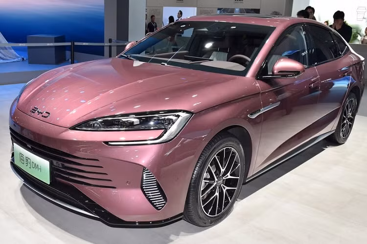 Lần này, có tổng cộng 6 phiên bản và giá xe BYD Seal DM-i được công bố từ 176.800 đến 246.800 nhân dân tệ (tương đương 570 đến 796 triệu đồng). Về hình thức bên ngoài, chiếc xe BYD Seal DM-i 2023 áp dụng ý tưởng thiết kế hoàn toàn mới của dòng BYD Ocean, lấy cảm hứng từ những giọt nước, gợn sóng và sóng, điều này thể hiện rõ nhất qua đèn pha, lưới tản nhiệt và đặc biệt là ở đèn LED nằm trên 2 hốc gió bên hông đầu xe.