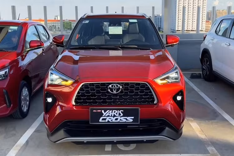 Theo tin đồn, Toyota Yaris Cross 2023 sẽ chính thức ra mắt thị trường Việt Nam vào tháng 8 năm nay. Hiện một số nhân viên tư vấn bán hàng tại đại lý đã bắt đầu nhận cọc cho mẫu xe này. Xe tại Việt Nam được hứa hẹn sẽ có giá dao động trong khoảng 700 triệu đồng. Do đó, sẽ không bất ngờ nếu Toyota Yaris Cross 2023 ở Việt Nam cũng bị cắt trang bị so với xe bán tại Indonesia.