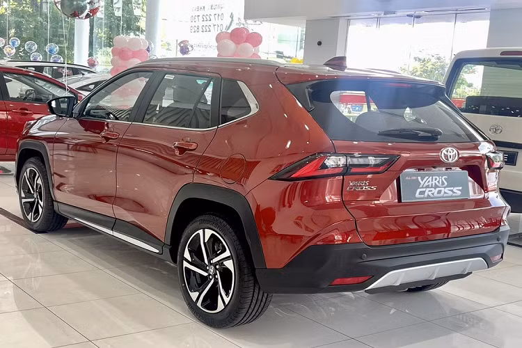 Mới đây, những chiếc Toyota Yaris Cross 2023 nhập khẩu Indonesia đã bắt đầu được trưng bày trong showroom ở Campuchia. Tại thị trường này, xe chỉ có 1 phiên bản và giá bán 37.500 USD (khoảng 887 triệu đồng). Như vậy, giá xe Toyota Yaris Cross 2023 cao hơn nhiều so với Indonesia (351 - 449,9 triệu Rupiah, tương đương 554 - 711 triệu đồng).