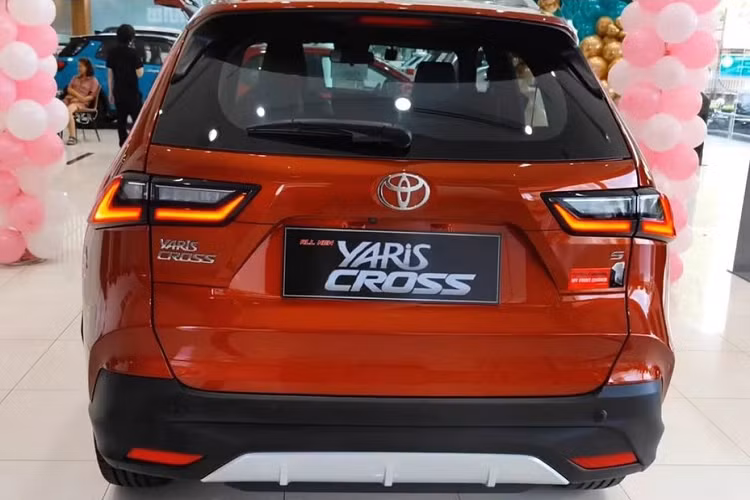 Một điểm khác biệt lớn nữa của Toyota Yaris Cross 2023 ở thị trường Campuchia so với xe tại Indonesia chính là không có gói phụ kiện ngoại thất GR Sport. Với gói phụ kiện này, xe sẽ được bổ sung những chi tiết khác biệt so với bản thường như viền bao quanh lưới tản nhiệt, cản trước, cản sau, hốc gió trung tâm, hốc đèn sương mù, tấm ốp gầm sau và logo GR Sport.