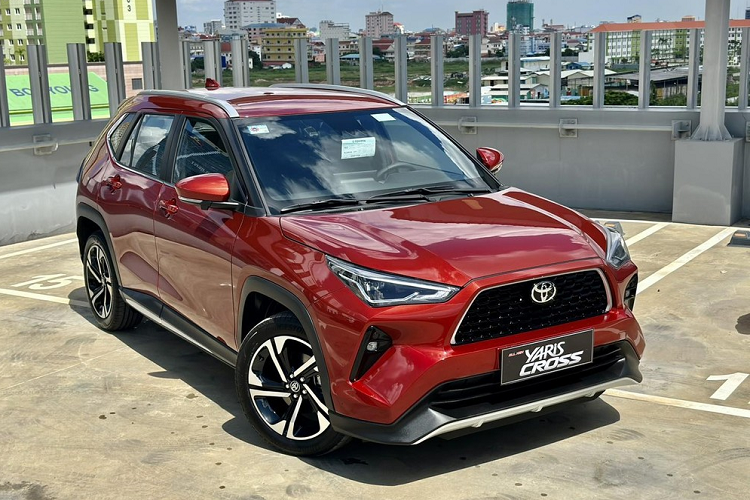 Không chỉ đắt hơn, Toyota Yaris Cross 2023 ở thị trường Campuchia còn chỉ có 1 tùy chọn động cơ và hộp số. Theo đó, mẫu xe này dùng động cơ xăng có mã 2NR-VE với 4 xi-lanh, dung tích 1.5L, sản sinh công suất tối đa 105 mã lực và mô-men xoắn cực đại 138 Nm. Động cơ kết hợp với hộp số tự động biến thiên vô cấp CVT và hệ dẫn động cầu trước. Trong khi đó, hệ truyền động hybrid và hộp số sàn không được trang bị cho Toyota Yaris Cross 2023 ở Campuchia.